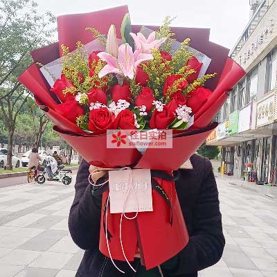 文山19朵红玫瑰百合，与你幸福前行