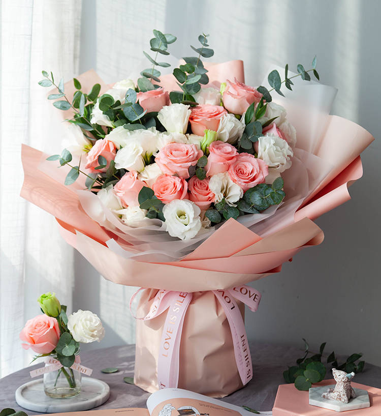 文山姐姐生日，送花给她，让她笑得像花儿一样